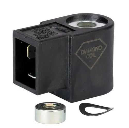 Blick auf eine schwarze NC-Spule der Marke Danfoss, an ihrer Seite eine metallische Unterlegscheibe und ein kleiner schwarzer Dichtungsring.